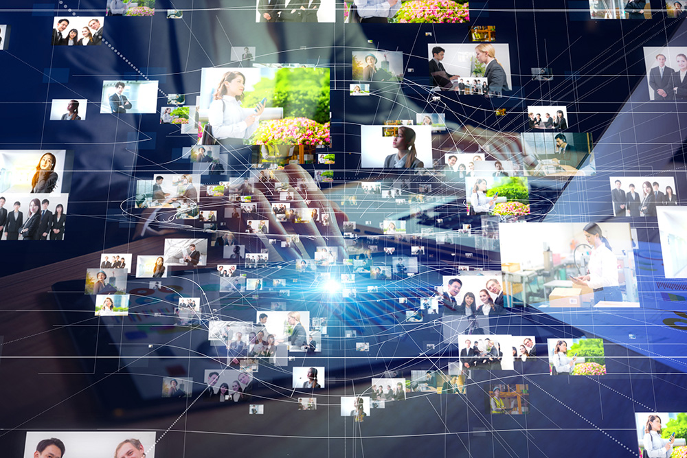 Infografik mit dem Titel 'Trustworthy AI starts with strong governance' von EBCONT mit watsonx. In der Mitte befindet sich ein Kreis mit den Logos von EBCONT und watsonx, umgeben von drei weiteren Kreisen mit den Themen: 'Compliance Automation' (mit einem Checkmark-Symbol), 'Risk Management' (mit einem Warnsymbol) und 'Transparency' (mit einer Lupe). Das Design ist in Grün- und Blautönen gehalten.