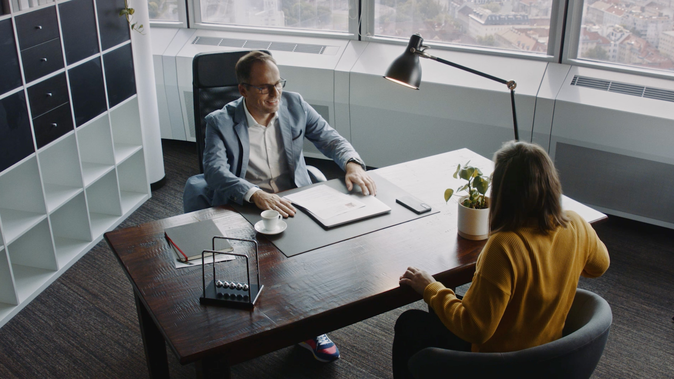 Screenshot aus dem Video wo ein Mann etwas kochen will, jedoch die Pfanne Feuer fängt.