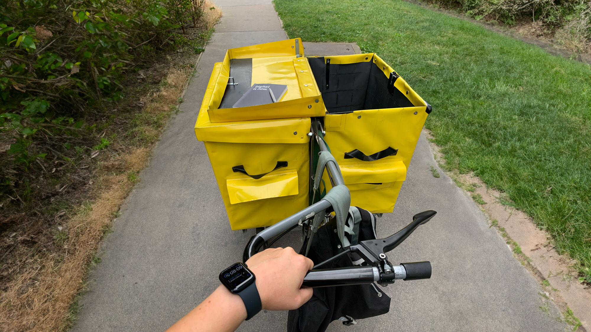 Ein Zustellwagen der Post wird auf einem Gehsteig bewegt