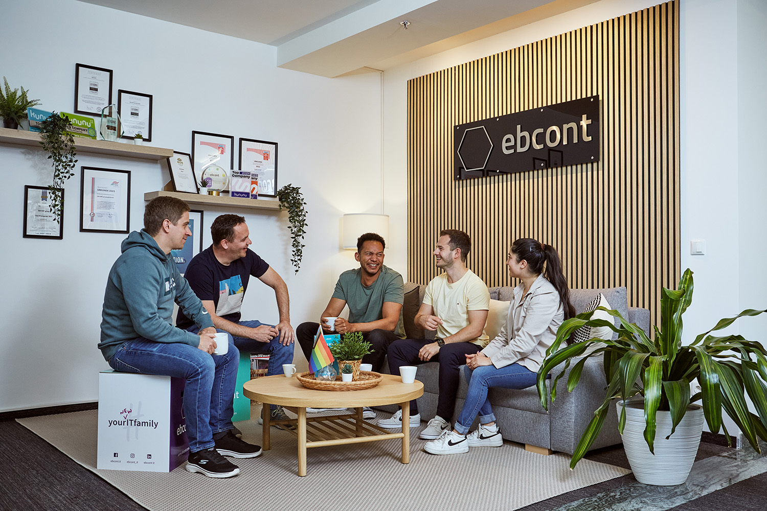 EBCONT deckt mit seinen Leistungen den vollen Lifecycle von Projekten ab. Ein Kreisdiagramm mit Pfeilen zeigt die angebotenen Leistungen. Im Kern befinden sich die Inhalte "Development", "UI/UX & Consulting" und "Operations". Diese Bereiche werden vom Bereich "Quality Assurance" eingefasst. Die äußere Schale des Diagramms beinhaltet die Bereiche "Consulting/Concept", "Project Management" und "Release."