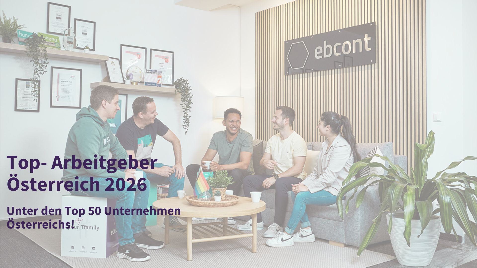 Mehrere Personen sitzen zusammen auf einem Sofa und plaudern. Dahinter eine braune Holzwand und das EBCONT Logo