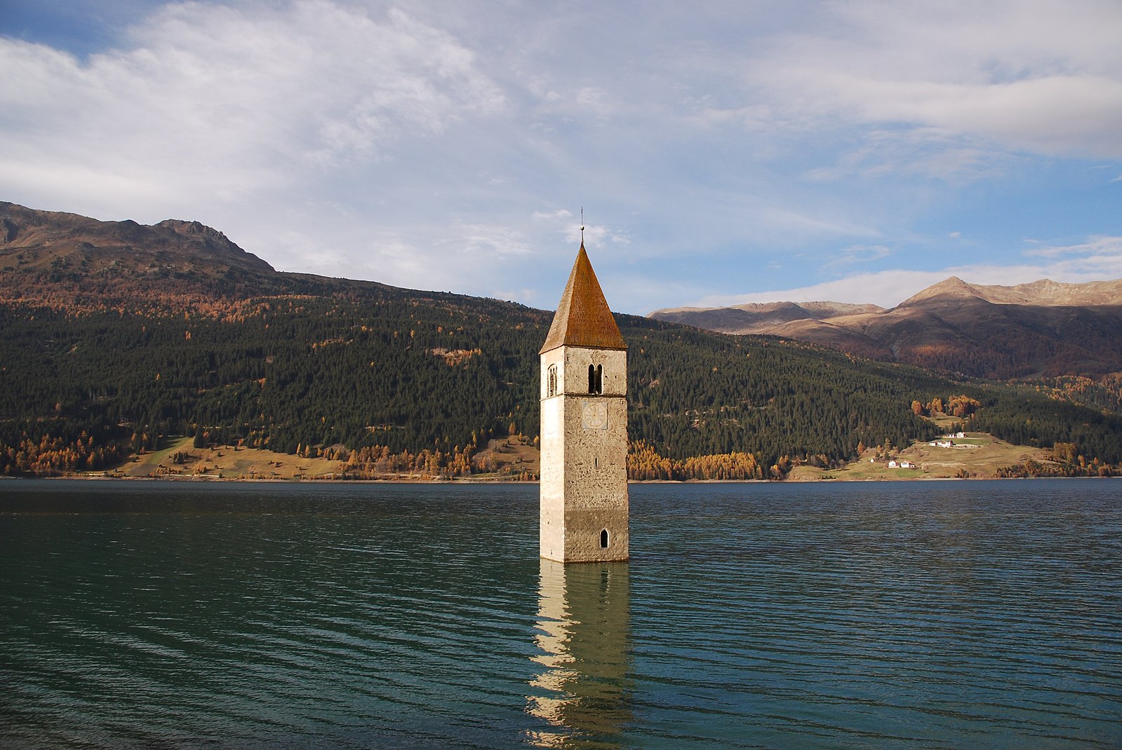Reschensee mit Kirchturm der alten Pfarrkirche St. Katharina