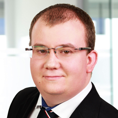 Ein Mann mit braunen, kurzen Haaren und Brille